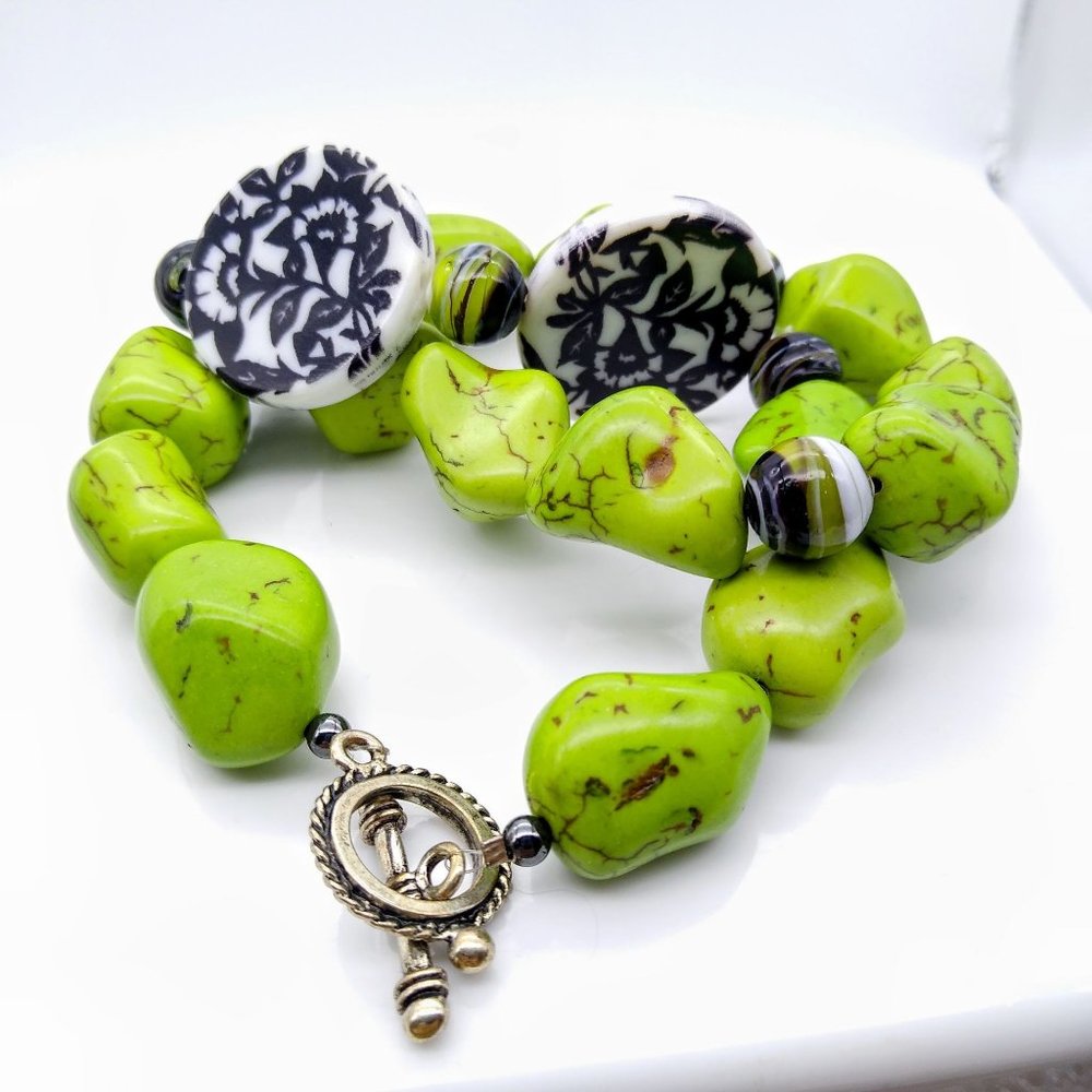 Fantastic Bright Green Beaded Necklace, Dyed Natural Stones with Vintage Art - Picture 4 of 4
